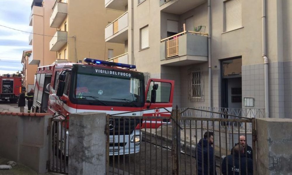 Fiamme a Sassari, casa evacuata