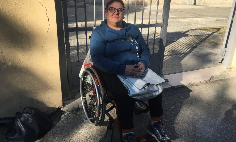 Figlio senza assistenza,mamma s’incatena