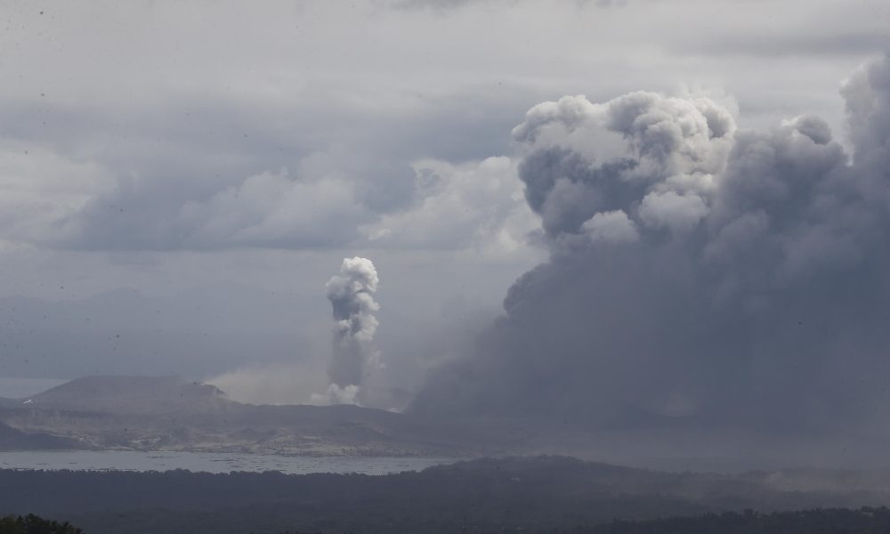 Filippine, ceneri e lava da vulcano Taal