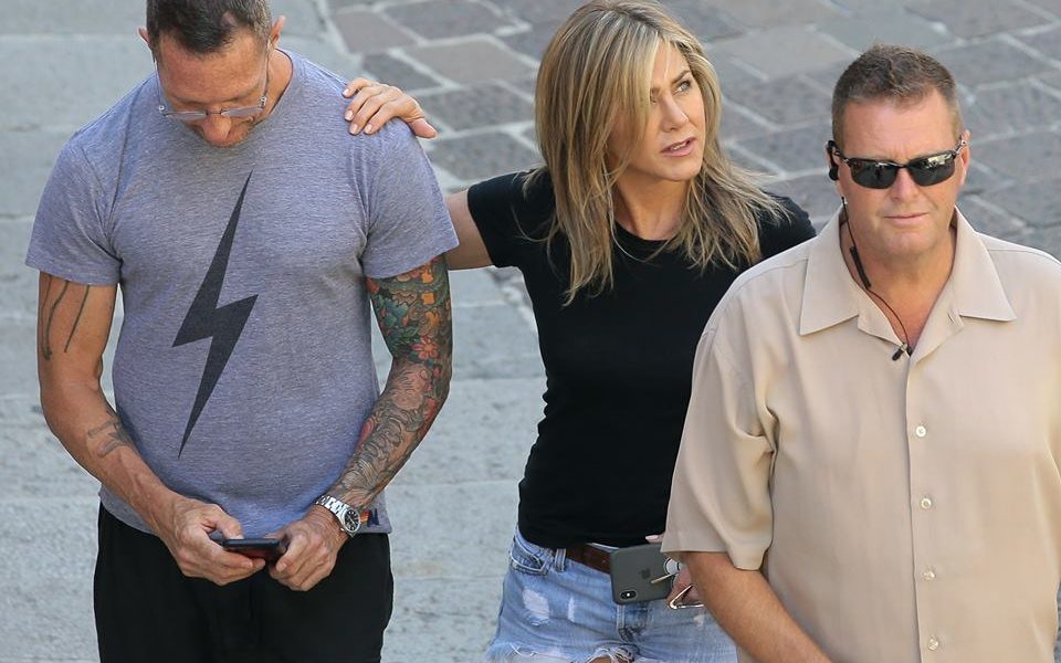 Aniston e Sandler, set sul Lario: oggi le riprese in piazza Medaglie d’Oro. LE IMMAGINI DEI DUE DIVI A COMO
