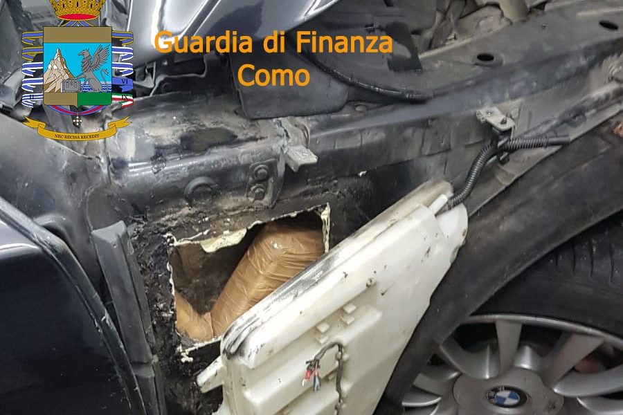 Brogeda: tre chili di cocaina nascosta nella carrozzeria dell’auto