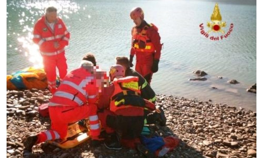 Finisce in acqua con parapendio