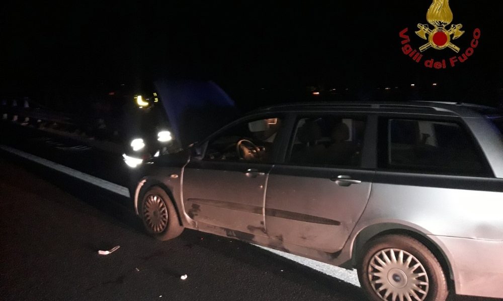Finisce sotto auto dopo urto guardrail