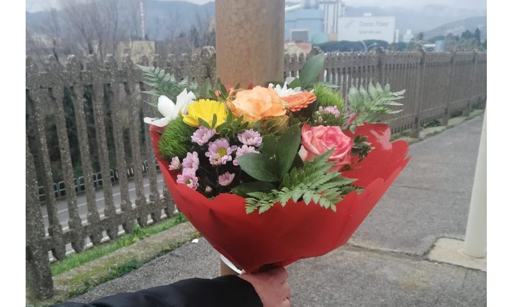 Fiori da soccorritori su luogo tragedia