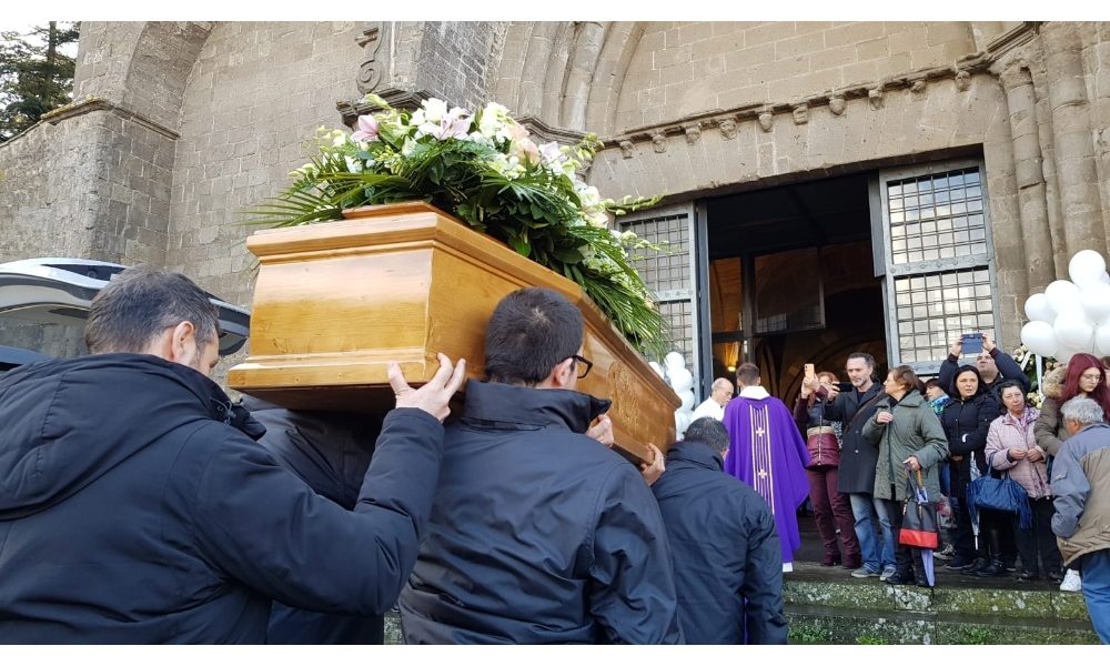 Fiori e palloncini funerale 16enne morta
