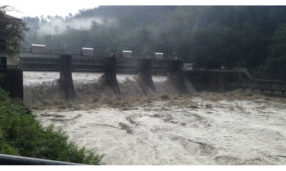 Fiume Vara esonda in più punti