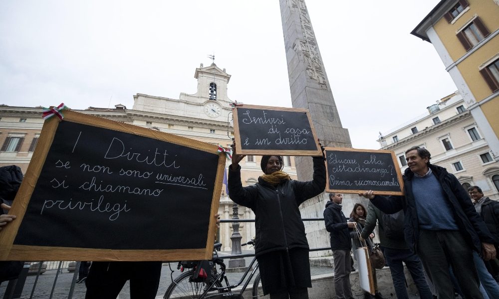Flash mob per riconoscimento figli