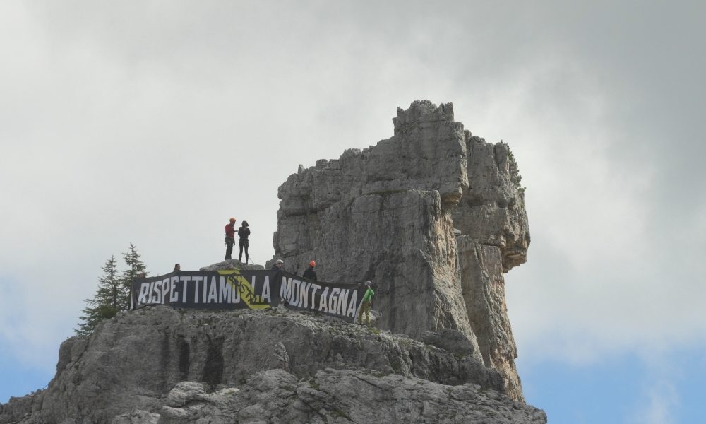 Flash mob su cime 5 Torri Cortina per dire stop impianti sci