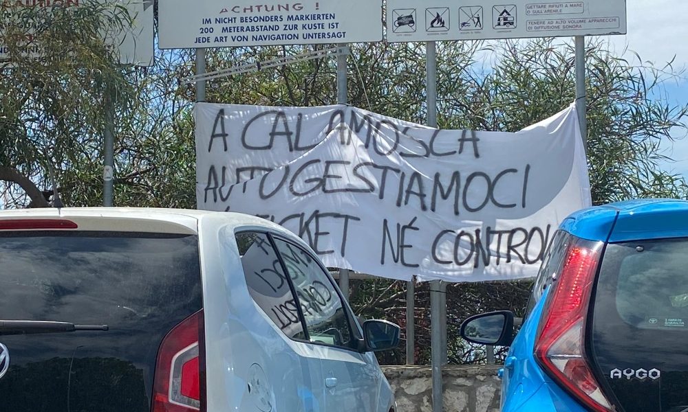 Floyd:Cagliari,striscione contro polizia