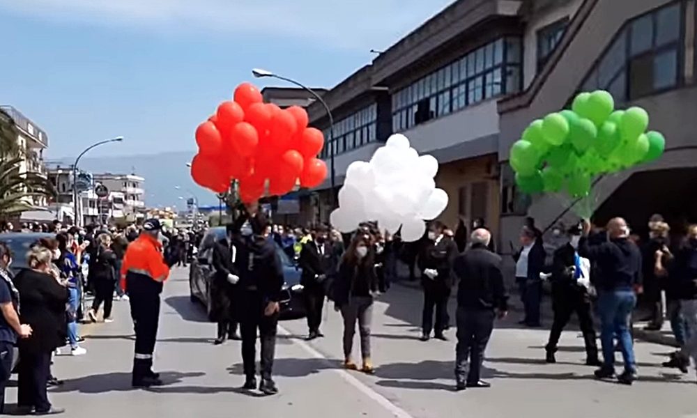 Folla a corteo funebre sindaco