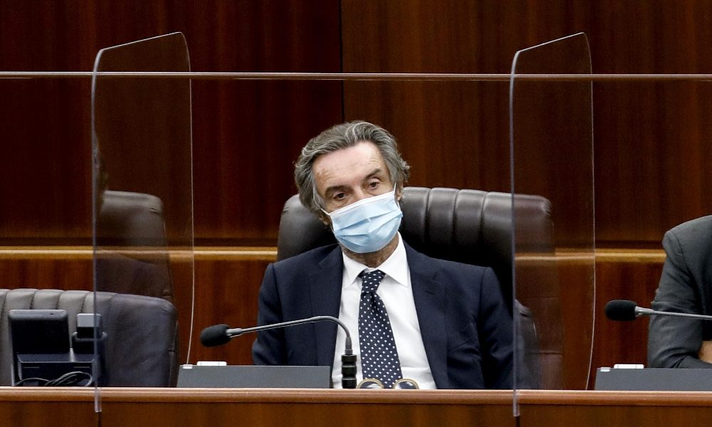 Attesa per il possibile cambio di colore: da Area rossa ad arancione. Fontana attacca il Governo, poi intesa con Speranza