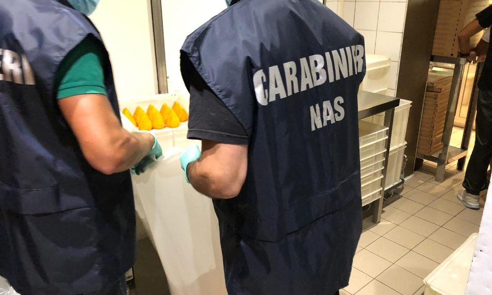 Formiche in ospedale, 17 indagati a Napoli