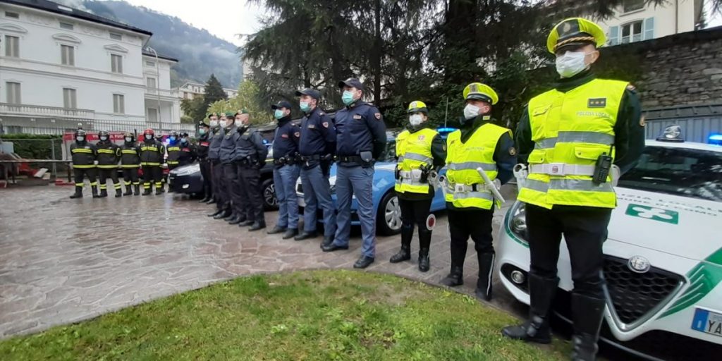 Al Sant’Anna e al Valduce l’omaggio delle forze dell’ordine al personale sanitario