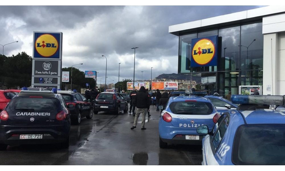 Forze ordine davanti supermarket Palermo