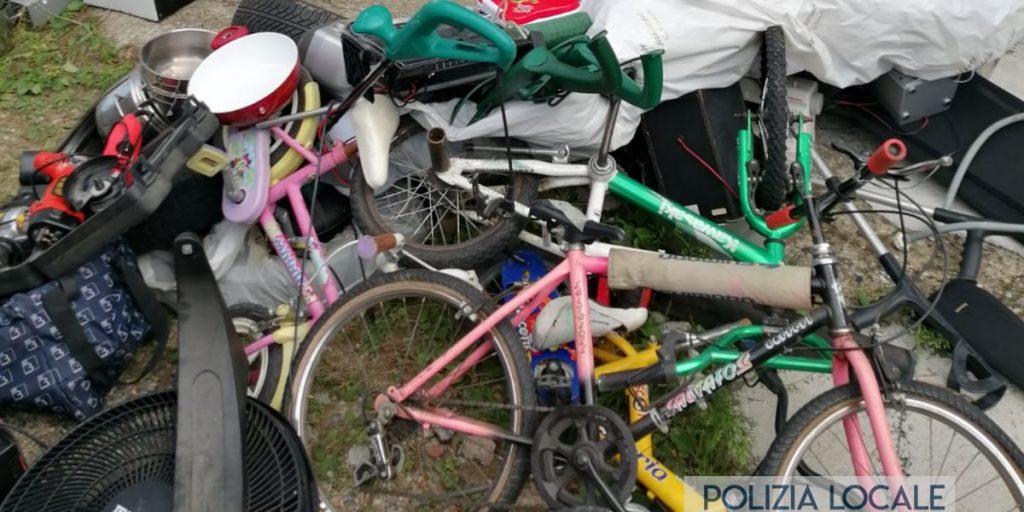 Discariche abusive nei box: doppia denuncia della polizia locale di Cantù