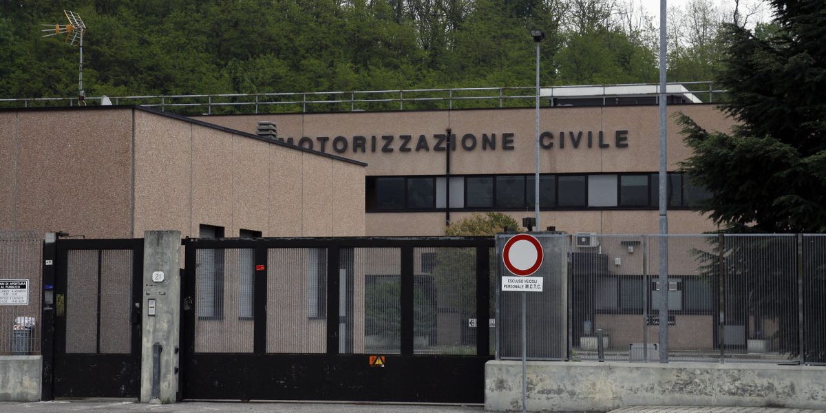Al centro massaggi al posto di effettuare le revisioni: nuove accuse contro il funzionario della Motorizzazione