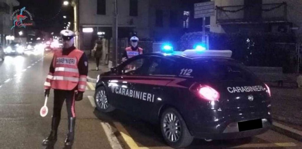 Rissa tra clienti e gestore di un bar di Grandate: quattro denunciati