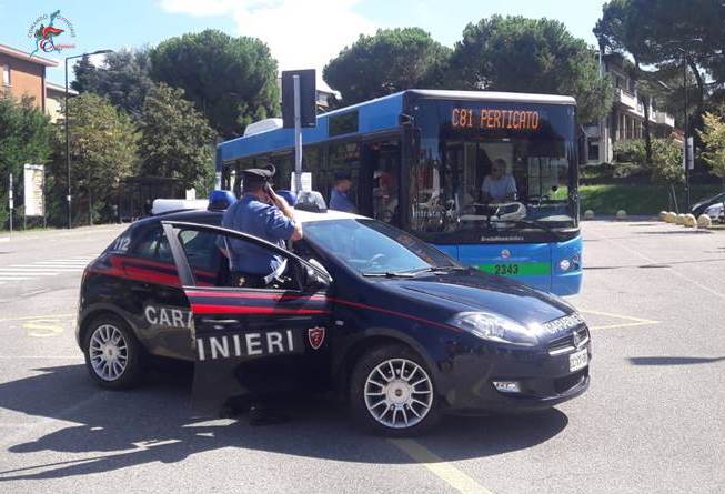 Picchiato e rapinato di 500 euro