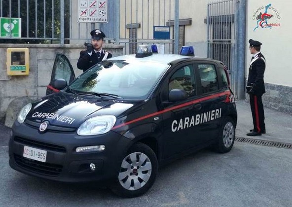 Giovane agli arresti domiciliari ferisce il padre a coltellate