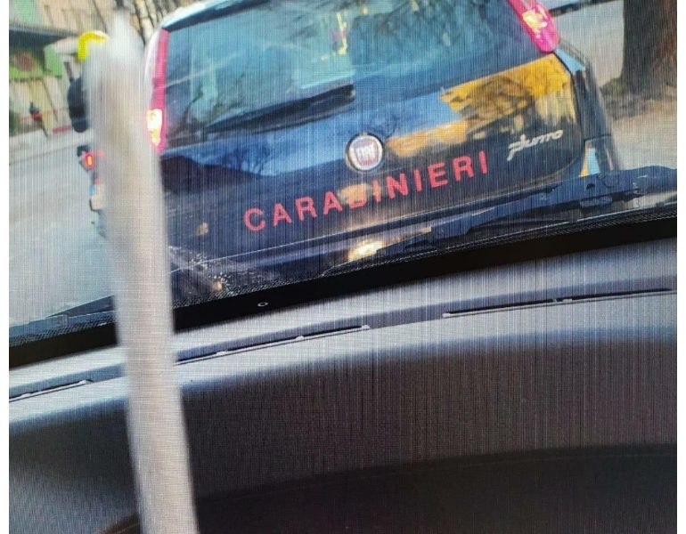 Foto a ‘canna’ vicino auto Cc,denunciati