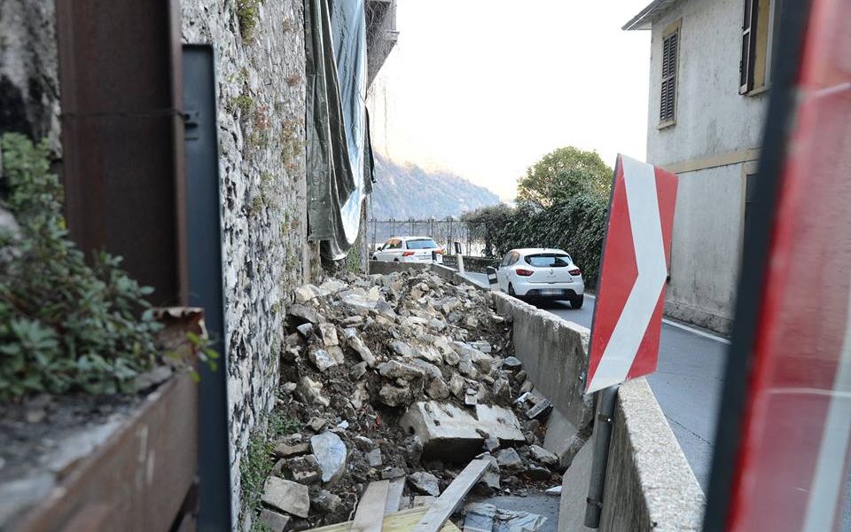 Movieri a dirigere il traffico sulla frana di Argegno