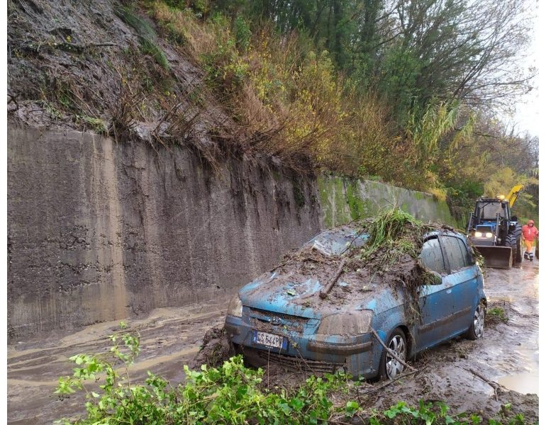 Frana nel Casertano,salvi occupanti auto