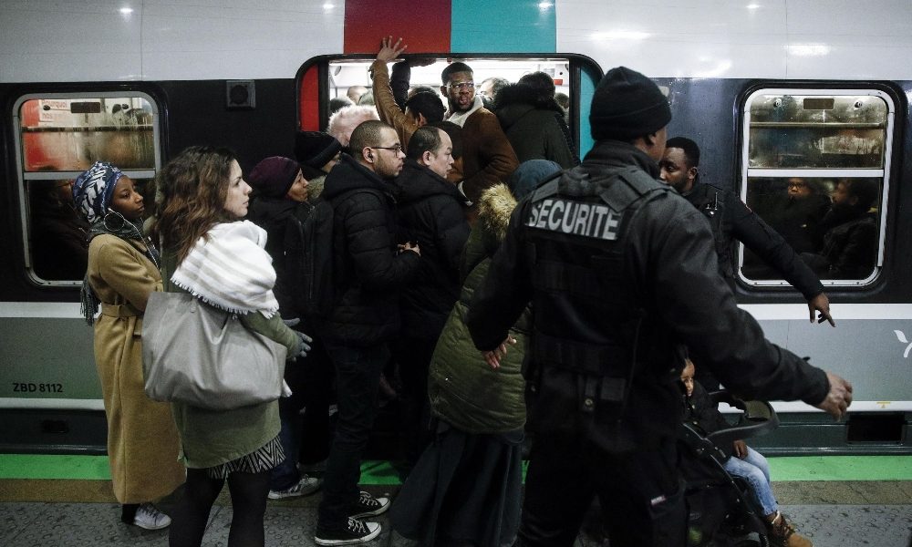 Francia bloccata per il sesto giorno