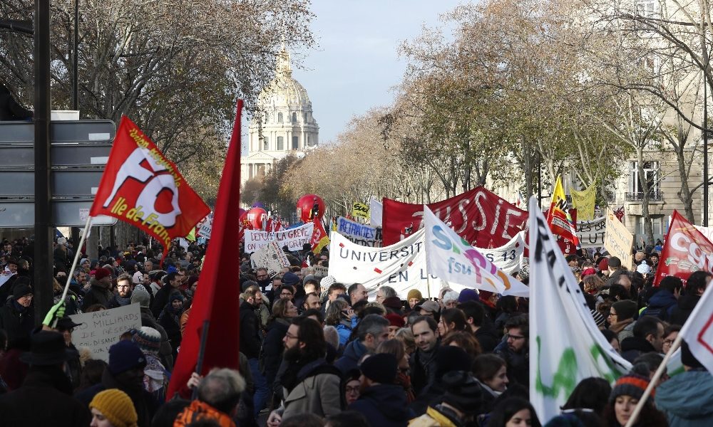 Francia: calano i manifestanti