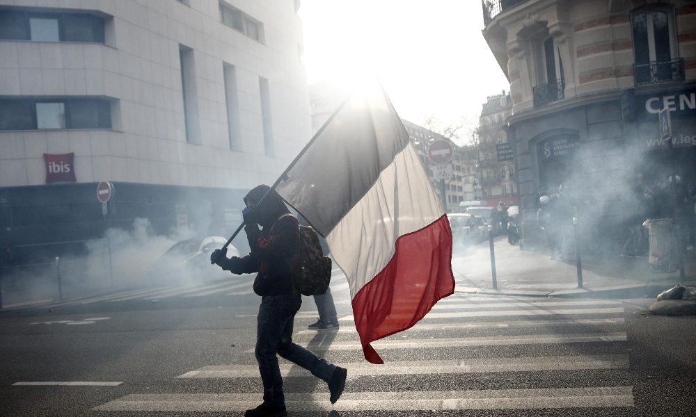 Francia, incendiata edicola a Bastiglia