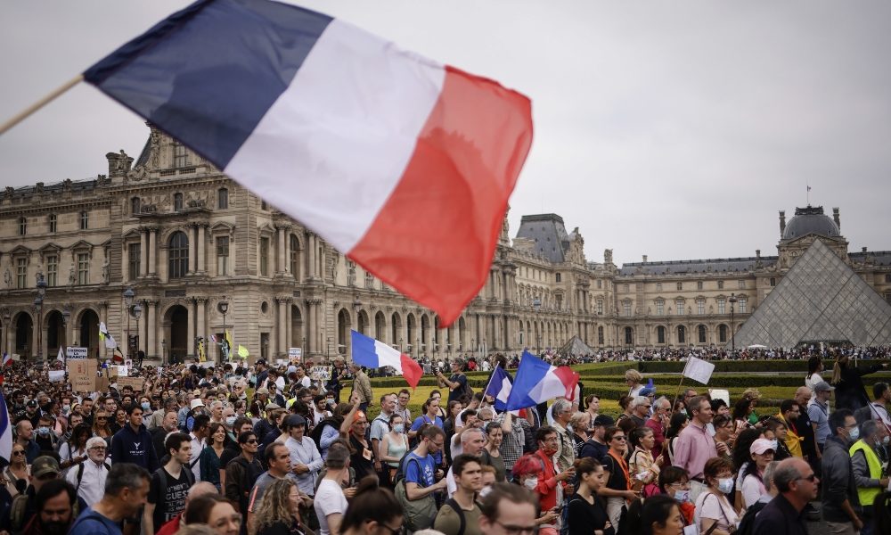 Francia: migliaia in piazza a Parigi contro vaccini e pass