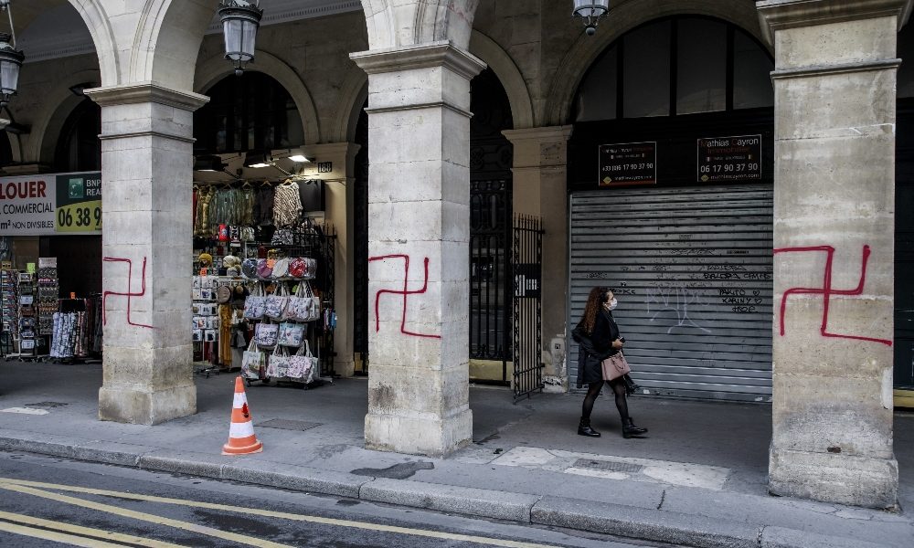 Francia: svastiche sui muri del Louvre, fermato un sospetto
