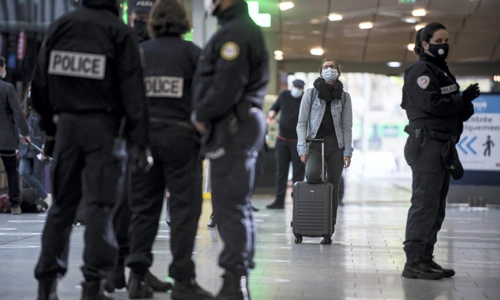 Francia, ucciso 16enne in banlieue