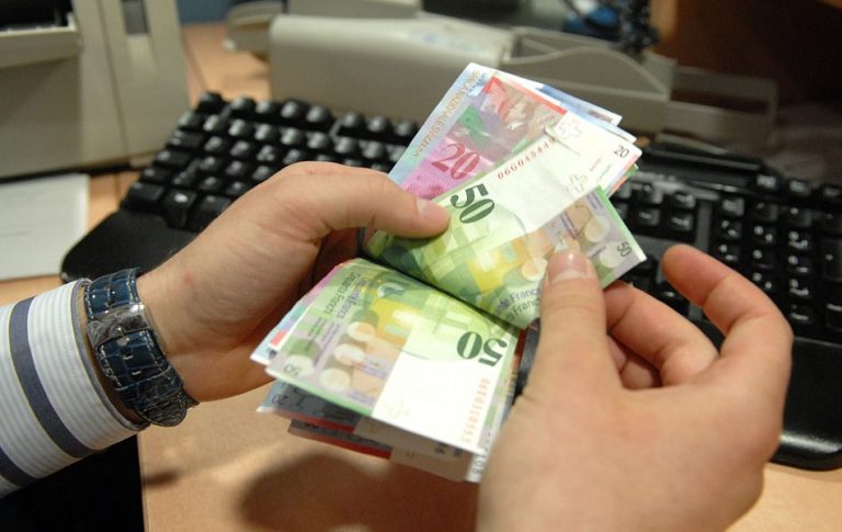 Il franco svizzero vola verso quota 1,10. Attesa per le mosse della Bns a Berna