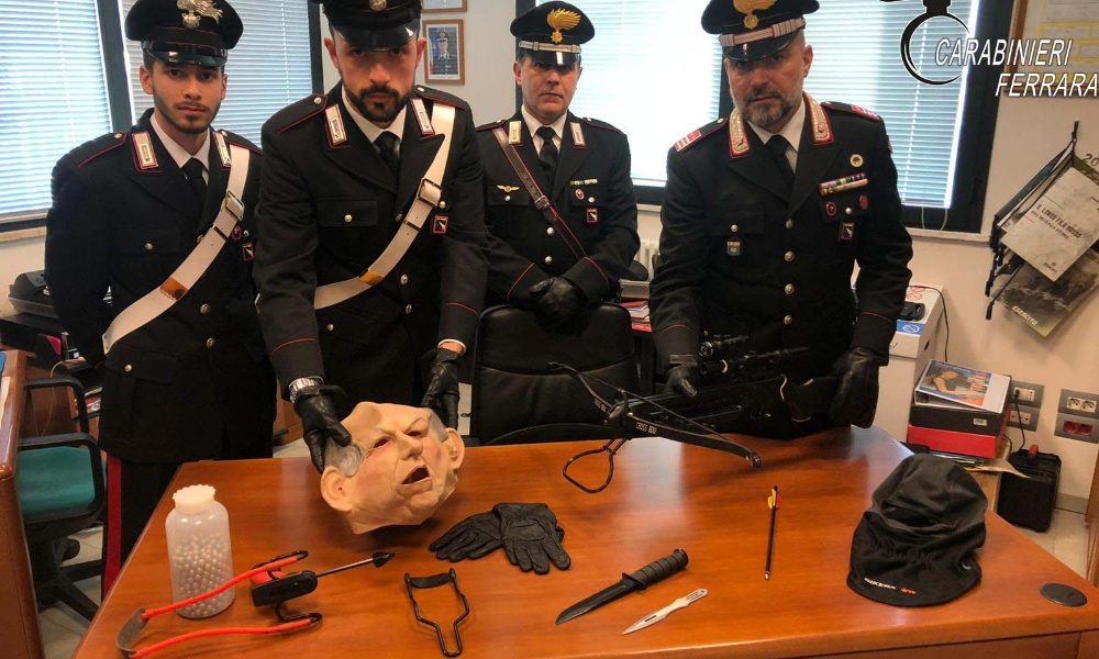 Frecce contro finestre vicino, arrestato