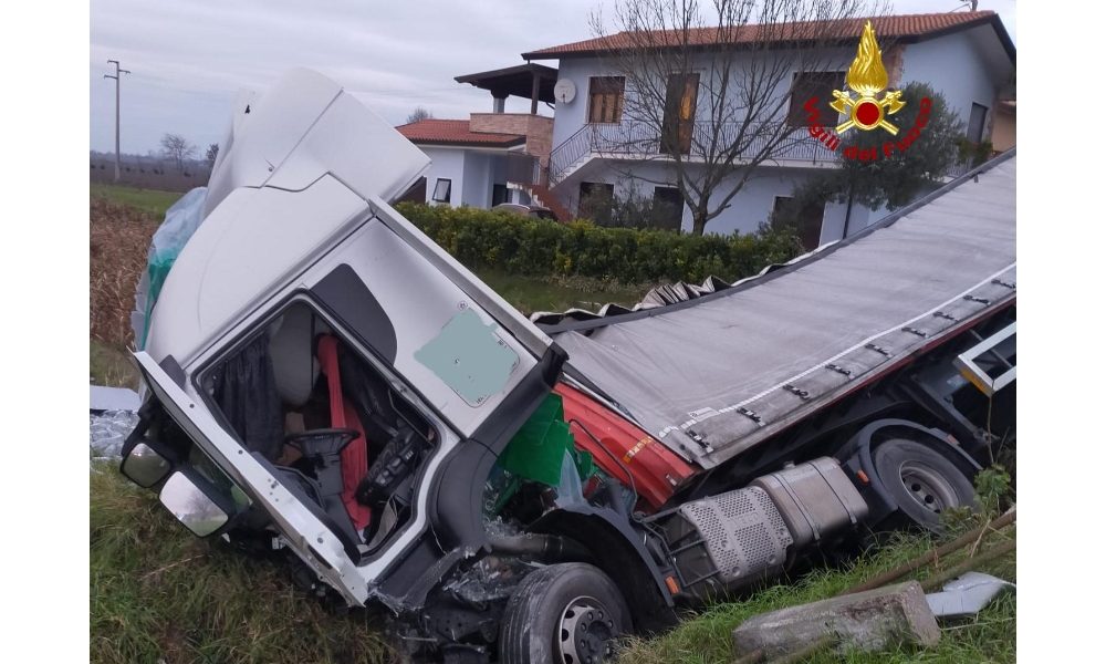 Frontale tra camion e auto, morto 21enne