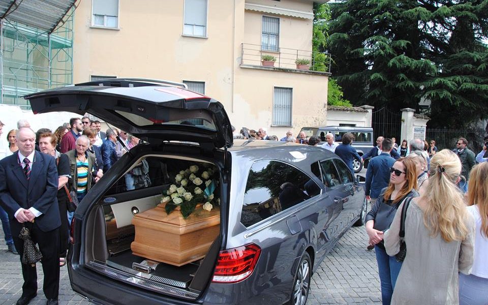 Strage di Erba. L’addio a Carlo Castagna. I figli: «Salutaci mamma, Raffaella e Youssef»