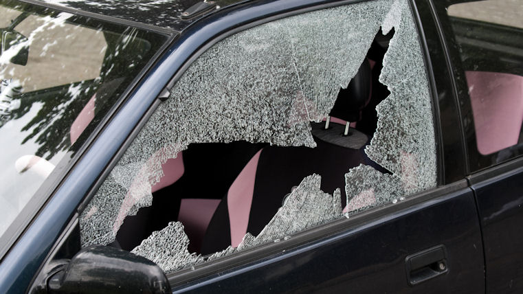 Raid vandalico in Valle Intelvi: lavoreranno per la cittadinanza. Messa alla prova per due 18enni che danneggiarono 60 auto