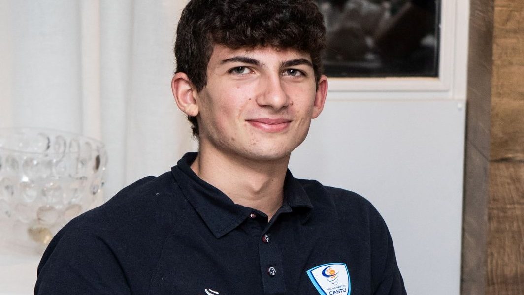 Bel gesto a Cantù. Cambia l’orario  degli allenamenti  per aiutare il giocatore e studente Gabriele Procida