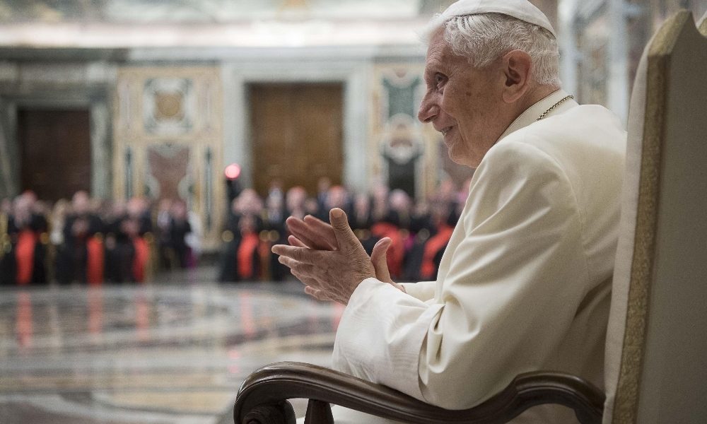 Gaenswein, via firma Ratzinger da libro