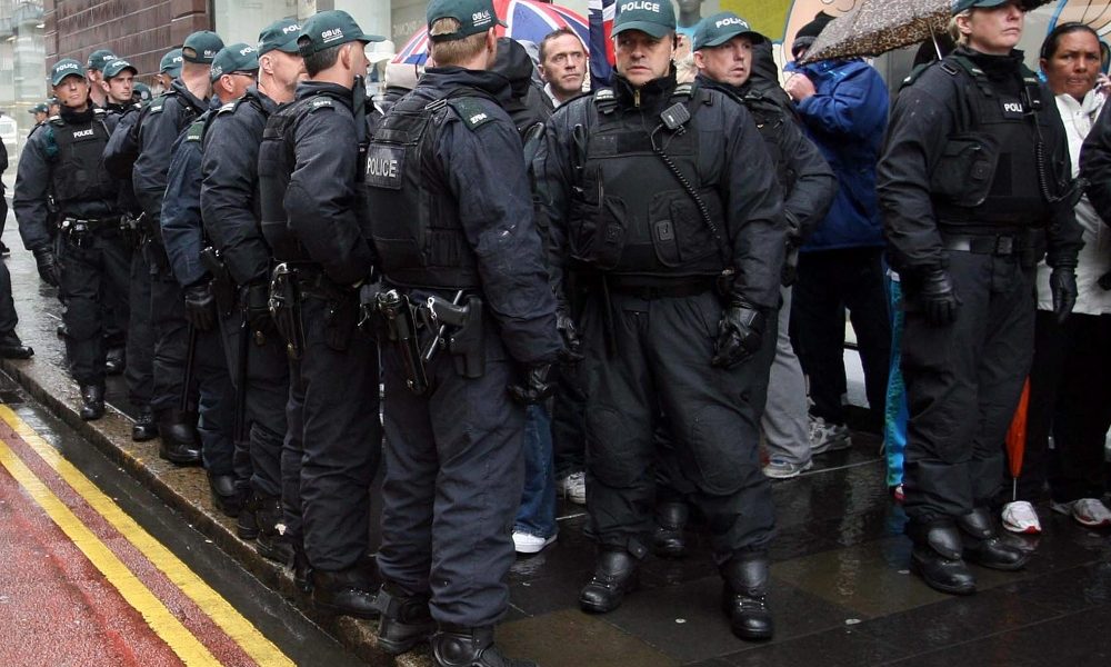 Gb: Irlanda Nord, granata contro polizia