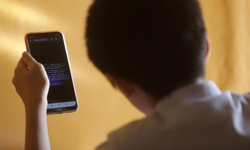 Gb: governo vuole imporre divieto sui telefonini a scuola