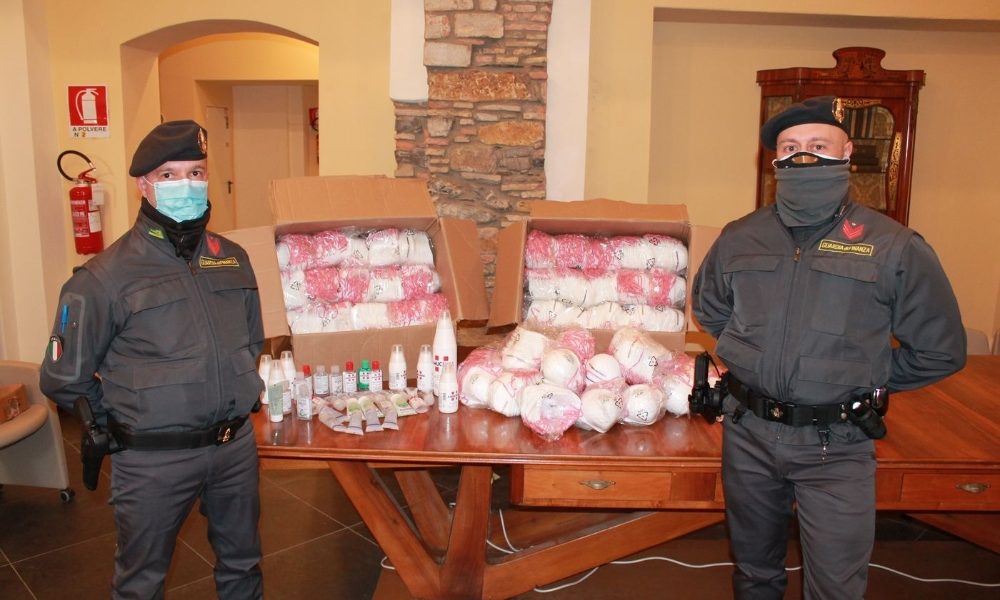 Gel e mascherine “mendaci”, sequestrati
