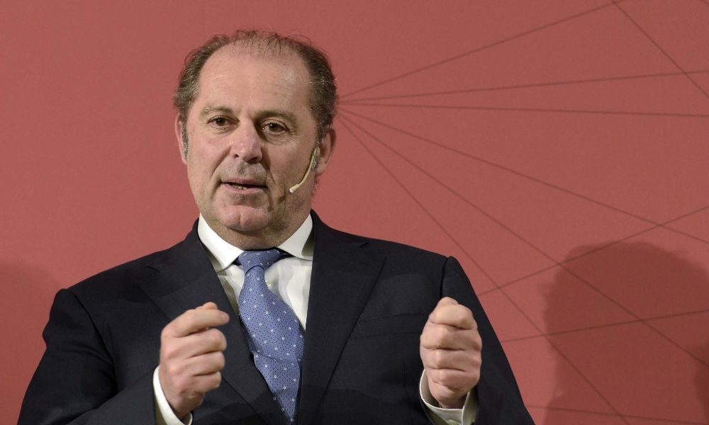 Generali, utile cala a 1,3 miliardi. Rinvia pagamento cedola