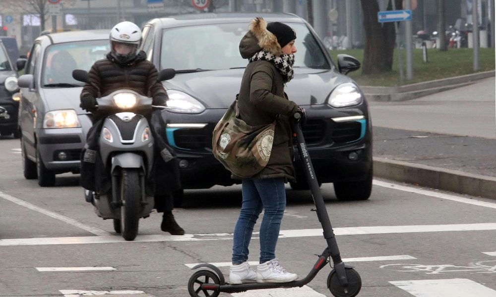 Monopattini e bici elettriche piacciono al 58% dei comaschi