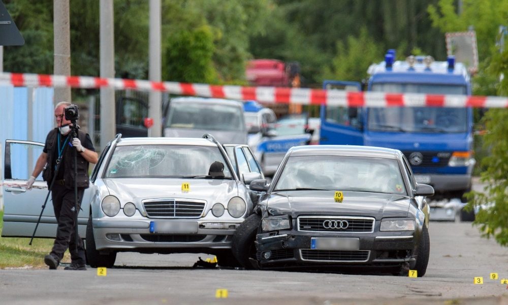 Germania: attacca passanti con coltello, e scappa, 2 feriti