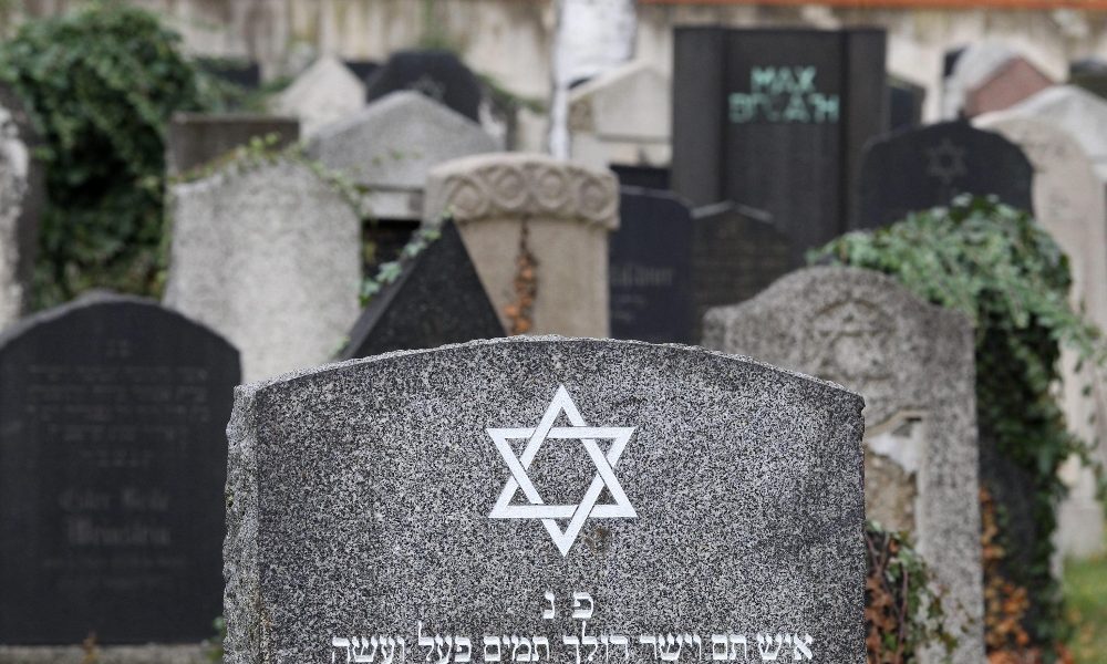 Germania: profanato cimitero ebraico