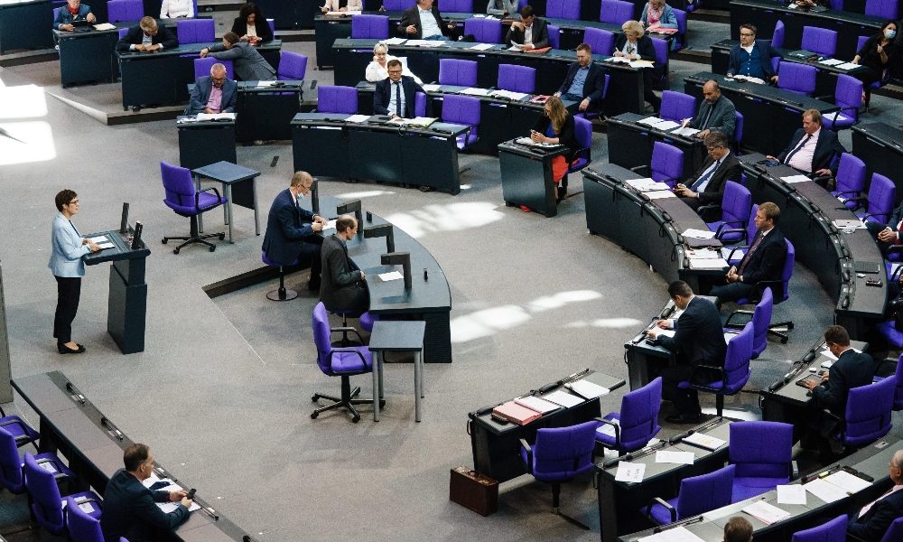 Germania:pacco sospetto al Bundestag, artificieri sul posto