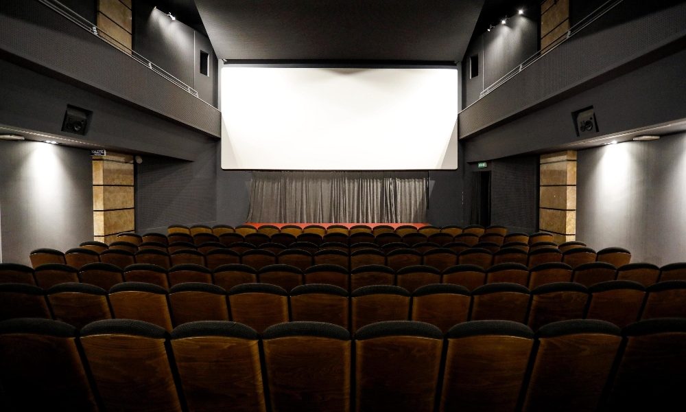 Gestore cinema sfida Dpcm,’resto aperto’