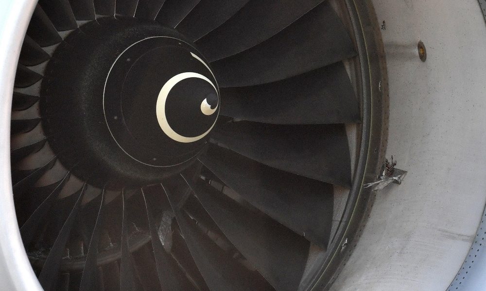 Getta monete in motore aereo, multato