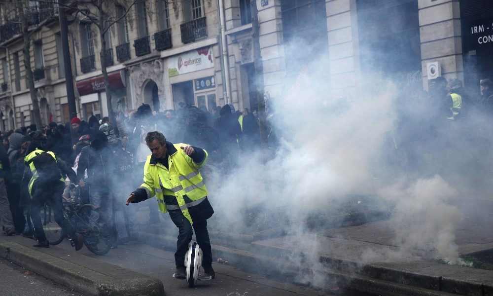 Gilet gialli a Parigi, scontri e gas